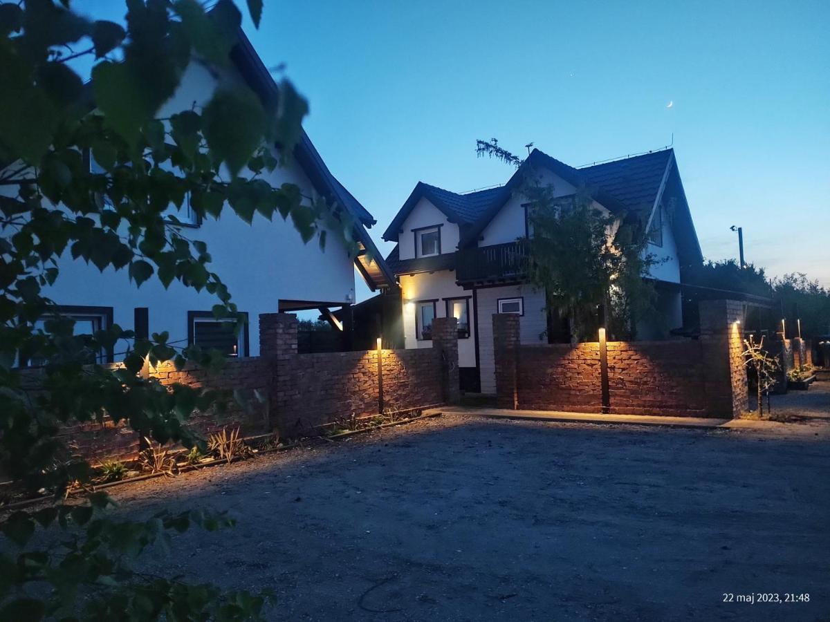 Domek Parterowy Apartamentowy Ostoja 里沃 外观 照片